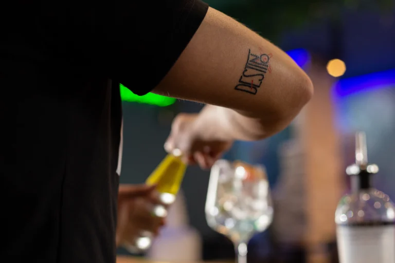 Barman preparando cóctel en bar destino cuéllar café y copas.