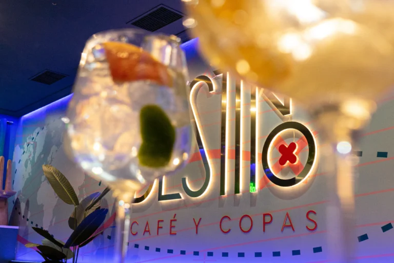 Copa preparada con hielo, lima y fresa frente al rótulo de bar destino cuéllar café y copas.